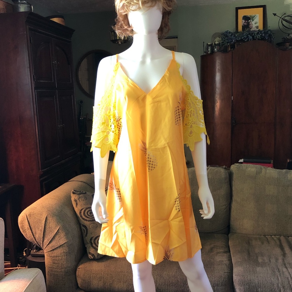 CHIC ME Ladies Sz M-L off shoulder dress. Open shoulder lace sleeves. V-neck.